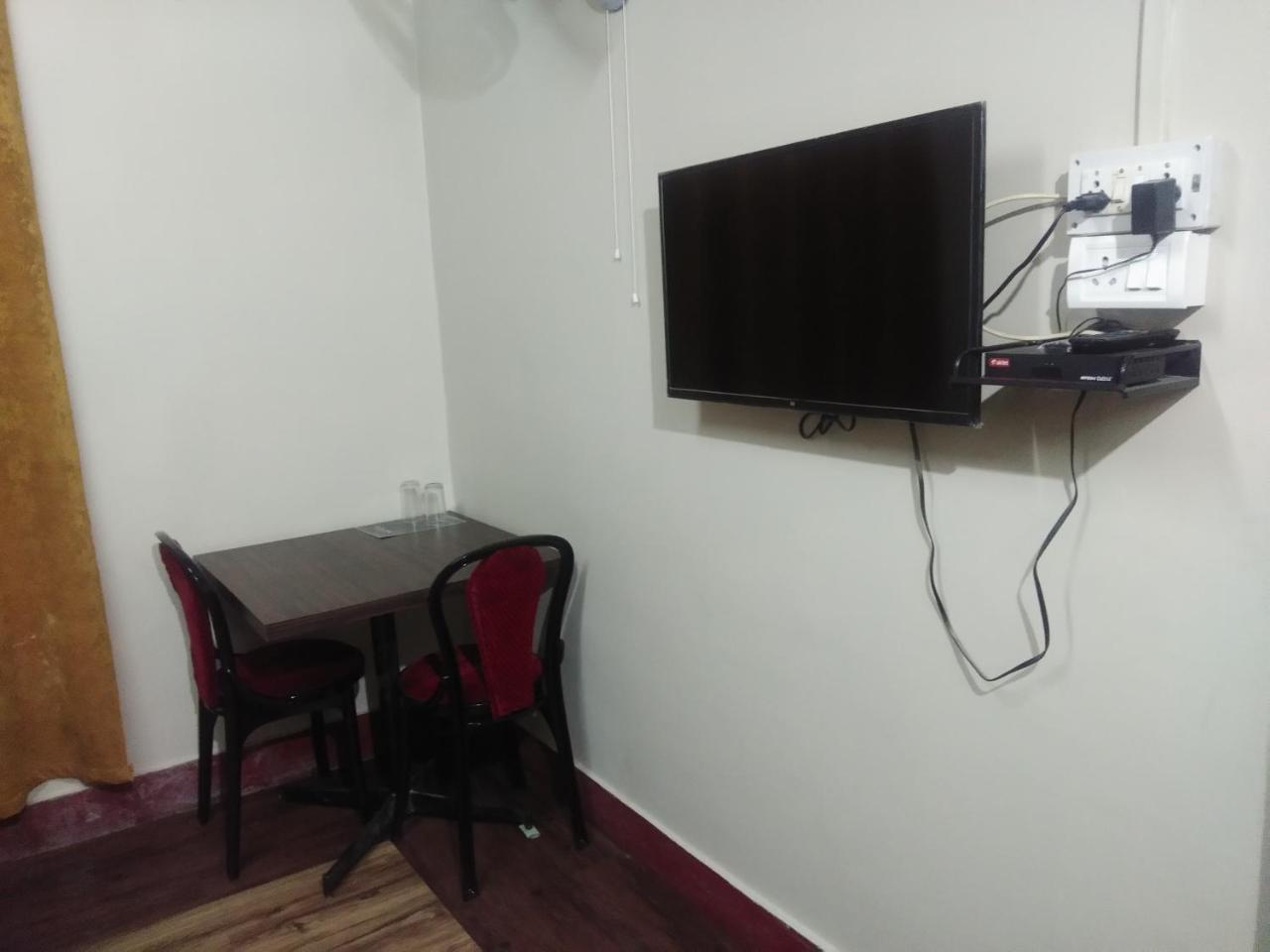 Kohima Hotel Pine الغرفة الصورة